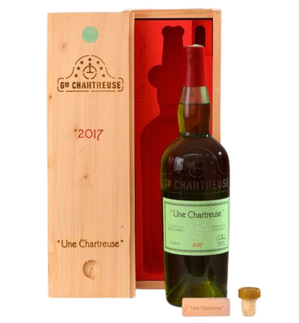 Une 2017 Chartreuse Verte Liqueur 700 mL